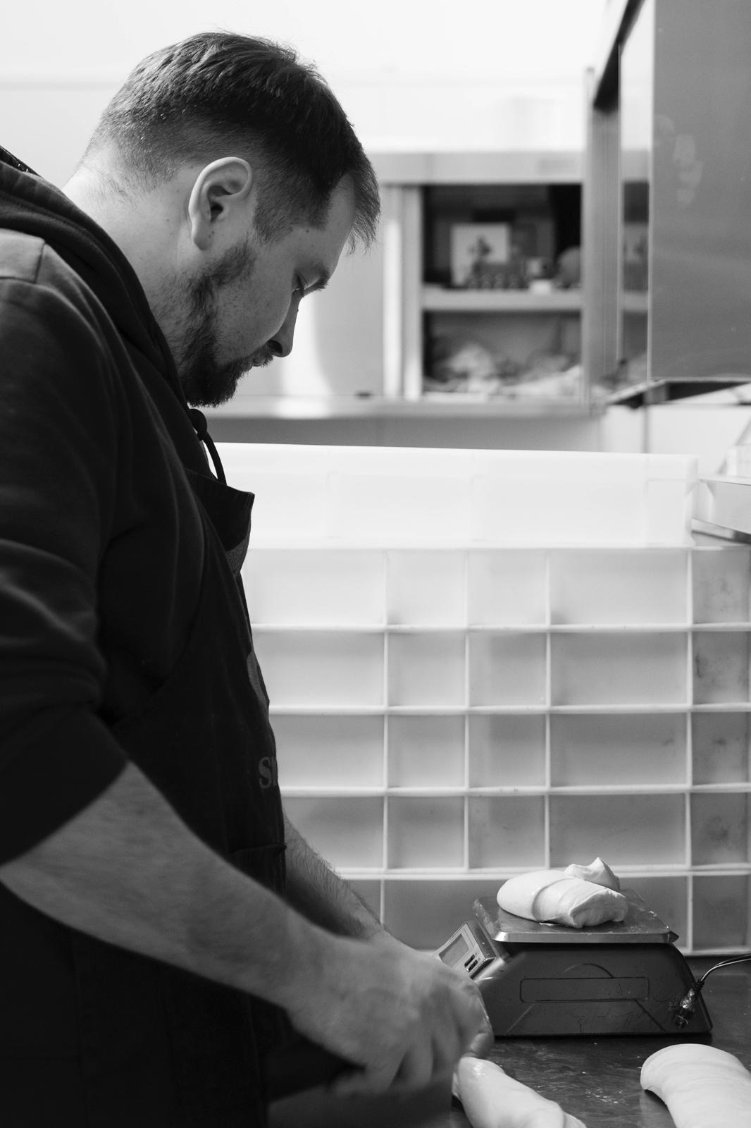 Massimo weighing dough portions at Kalura, Antwerp