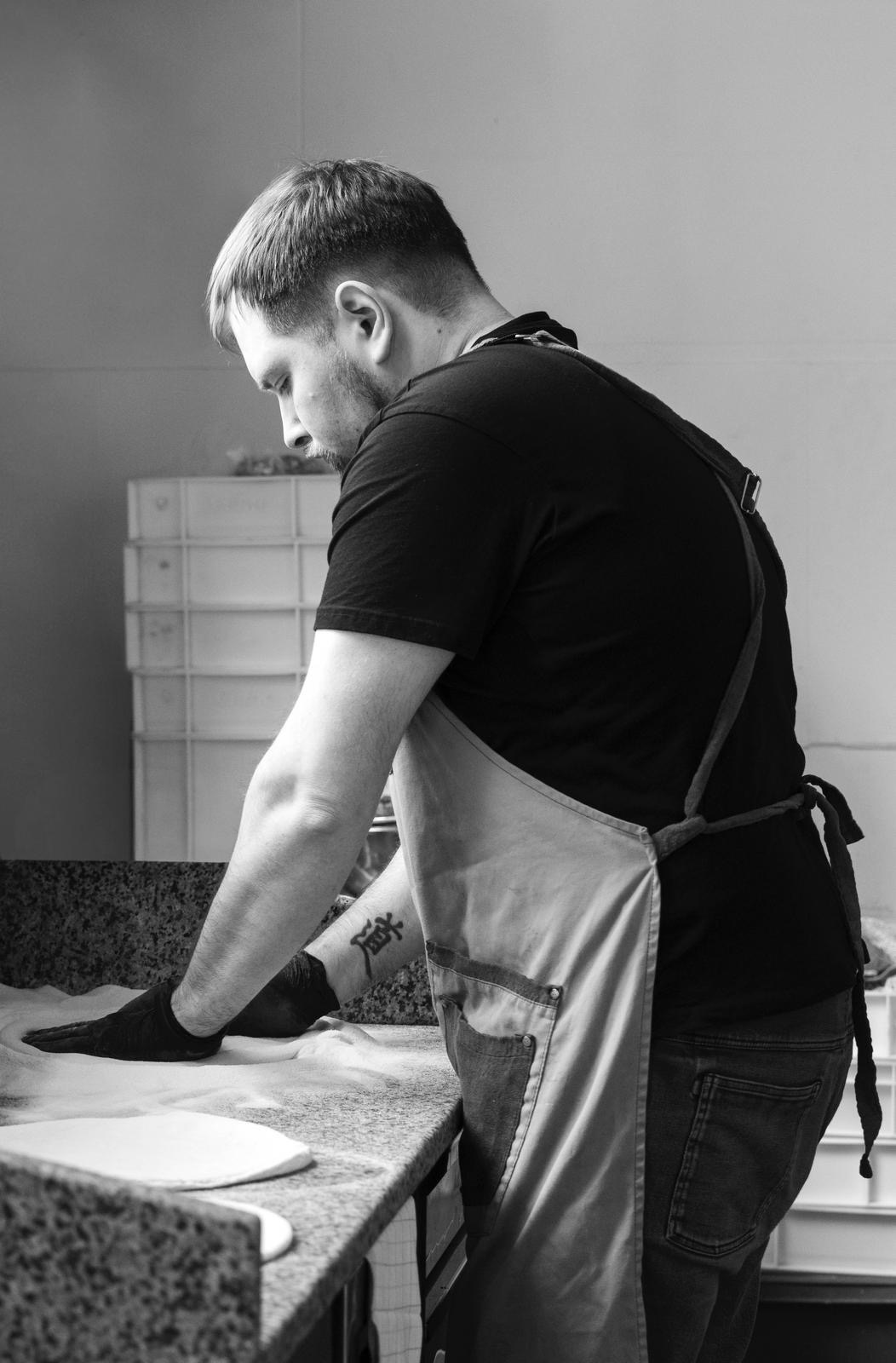 Pizzaiolo stretching dough at Kalura, Antwerp